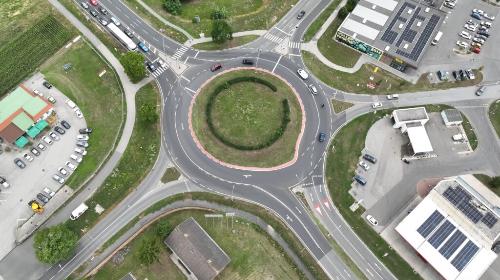 Luftaufnahme einer Drohne vom Kreisverkehr Siegendorf